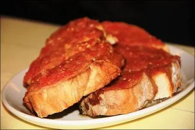 Goûtez à présent ce délicieux petit déjeuner traditionnel espagnol... Quel nom espagnol désigne cette tranche de pain qui ressemble à une tartine aux tomates ?