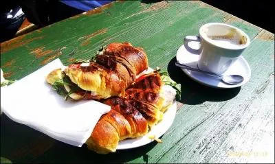 Quelle boisson boit-on traditionnellement le matin au Portugal ?