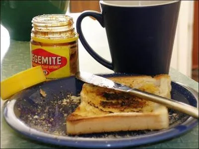Voyageons sur les terres australiennes... Comment le Vegemite, cette pâte étalée sur le pain ci-contre, est-elle ?