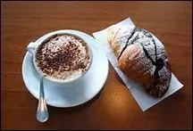 Prenez-le au bar, c'est incontournable ! 
Que mangent les italiens pour le petit déjeuner, très simplement, car ils préfèrent se réserver pour des repas plus copieux en journée ?
