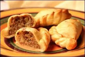 Mes amis vénézuéliens, en séjour linguistique, m'ont préparé un déjeuner typique de leur pays. Il est si important de partager la même nourriture pour mieux se connaître.
Comment s'appellent ces chaussons fourrés de viande et de fromage ?