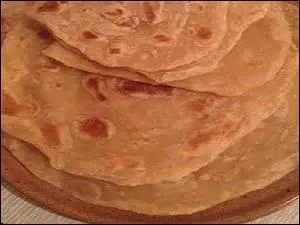 Oublions les petits déjeuners mauriciens faits au champagne dans les hôtels et revenons à la tradition locale, simple, parfois frugale mais qui permet de s'intégrer à la population.
Je vous garantis les talents d'une mienne connaissance. Que mangerons-nous pour ce petit déjeuner préparé par ses soins ?