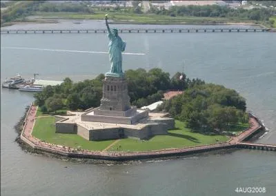 Sur quelle île se trouve la Statue de la Liberté ?