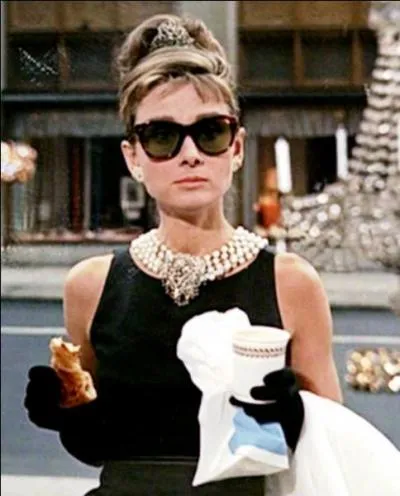 Devant la vitrine de quel grand magasin de luxe Audrey Hepburn mange-t-elle son "breakfast" dans une petite robe noire signée Givenchy ?