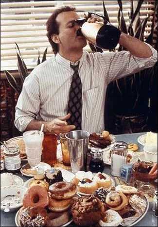 Dans quel film Bill Murray avale-t-il un petit déj' gargantuesque face à une Andie MacDowell médusée ?