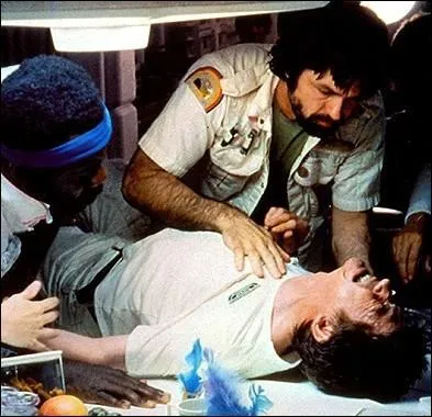 Dans "Alien", qu'est-ce qui arrive à John Hurt alors qu'il prend tranquillement son petit déj' ?