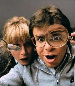 Dans "Chéri, j'ai rétréci les gosses", dans quoi Rick Moranis retrouve-t-il son fils miniaturisé ?