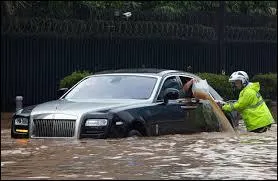 Qu'est-ce qu'il a fait pour se retrouver ici, lui ? Et, tr&ecirc;ve de plaisanteries, quelle est sa voiture ?