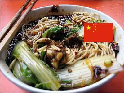 Avec des baguettes, des légumes et des pâtes.