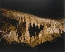 Dans une grotte, une stalactite est une colonne calcaire qui est suspendue au plafond.