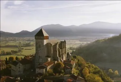 A Saint-Bertrand-de-Comminges , la cathédrale Notre-Dame, vaisseau de pierre dominant la ville a été construite sur un oppidum celte, au pied duquel se trouvent les restes d'une antique cité, comment s'appelait-elle ?