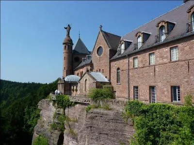 Rendons nous maintenant au Mont-Sainte-Odile pour profiter d'un panorama superbe sur les villages d'Alsace, les vignobles, Strasbourg et au-delà du Rhin sur la Forêt Noire, quel est l'étrange mur visible à proximité ?