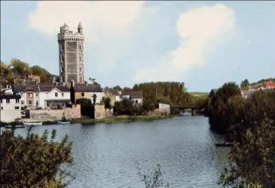 Allons maintenant en Loire-Atlantique pour admirer un donjon dominant le cours de la Loire, où sommes-nous ?