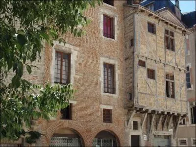 Arrêtons nous à Cahors où après avoir contemplé le célèbre pont Valentré et déguster un verre de son magnifique vin, nous flânerons le quartier vieux de :