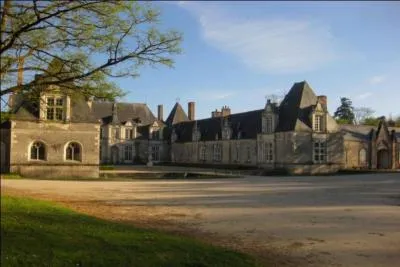 Quel est ce château du Loir-et-Cher où vous pourrez voir un pigeonnier avec 1500 alvéoles et son échelle tournante ainsi qu'une originale collection de voitures hippomobiles ?