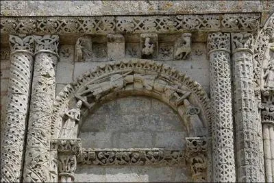 Quelle est cette église à la riche façade visible à Corme-Royal en Charente-Maritime ?