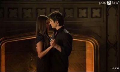 Dans quel épisode de la saison 4 Damon et Elena se mettent-ils officiellement en couple ?