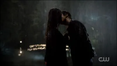 Que voulait voir Damon et Elena avant qu'il ne se mette à pleuvoir ? (voir saison 6)