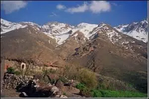 Où se situe le massif montagneux de l'Atlas ?