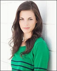 Qui jouait Jennifer Blake ?