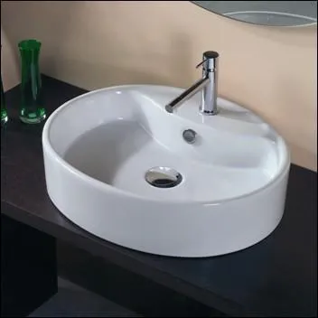 Il est dans la salle de bains :