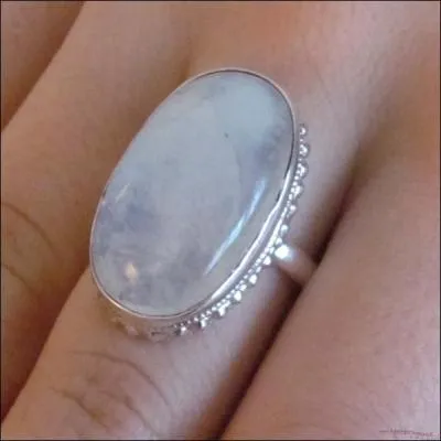 Pierre fine transparente, nacrée, appelée "pierre de lune" :