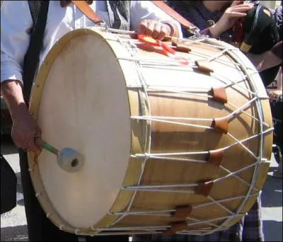 Imite le bruit d'une chute semblable à un roulement de tambour :