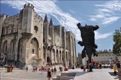 Quel département ne pouvez-vous rejoindre à partir de Carpentras dans le Vaucluse sans devoir passer par un autre ?