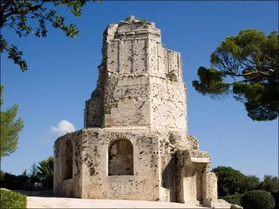 De ces quatre départements, lequel est frontalier de celui du Gard ?