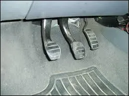 En conduisant une voiture et en appuyant à fond sur la pédale d'embrayage, on « débraye ».