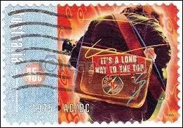 Sur ce timbre australien, on aperçoit de dos l'un des membres d'AC/DC, le fameux et mythique groupe de hard rock. L'avez-vous reconnu ?