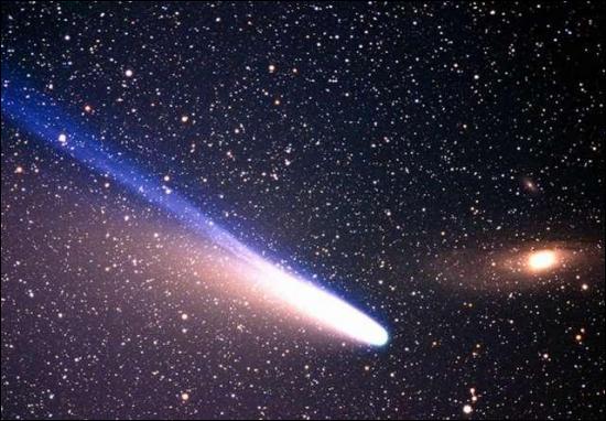 Les comètes décrivent des ... très allongées.