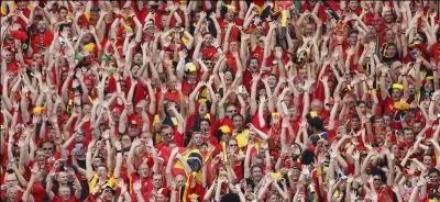 Lors d'événements, mouvement de foule organisé se propageant dans un stade à la façon d'une vague :