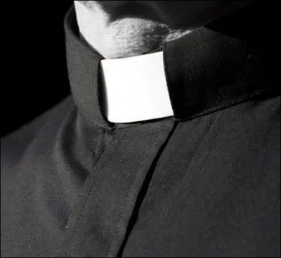 À quel personnage est associé le costume clérical ?