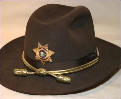 Cet accessoire appartenait au personnage précédent, mais il est désormais toujours porté par :