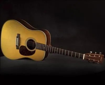 Le personnage que l'on recherche aime bien chanter et jouer de cet instrument. Qui est-ce ?