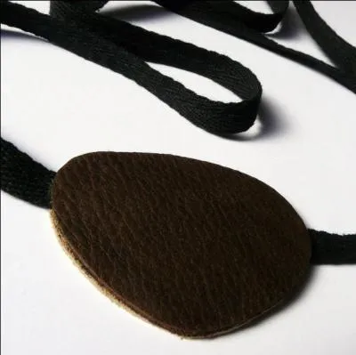 Non, il n'y a pas de pirate dans "The Walking Dead"... Mais il y a néanmoins un personnage qui est forcé de porter un cache-il. Qui est-ce ?