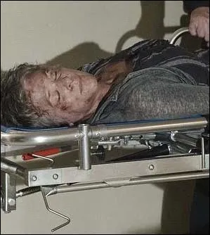 Ils s'en sortent miraculeusement, mais, comble de l'ironie, Carol est ensuite violemment :