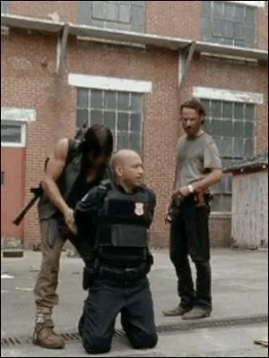 Daryl, qui a retrouvé Noah et sait désormais ce qu'il est advenu de Beth et de Carol, va chercher Rick. Ce dernier décide alors de capturer des policiers pour s'en servir de monnaie d'échange. Combien réussit-il à en kidnapper ?