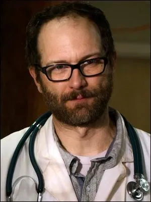 Ce personnage est celui qui semble le plus prompt à aider Beth (parmi les adultes) avant de se révéler tout aussi pourri que les autres, ou presque. Qui est-il ?