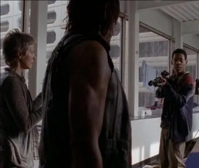 Que fait Noah quand il tombe sur nos deux héros dans cet endroit ?