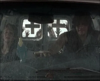 Ne se laissant pas abattre par cette infortune, Daryl et Carol continuent leur recherches sur Beth. Ils rentrent dans une voiture marquée d'une croix, comme celle qui a enlevé Beth, mais cette voiture est sur le point :