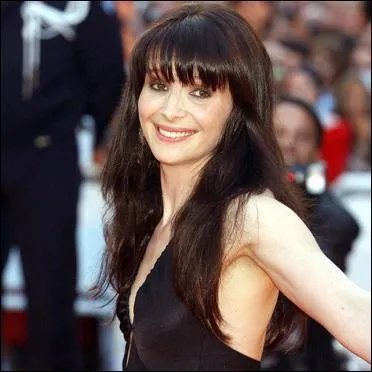 Remarquable prestation dans ce film, si vous la reconnaissez, le titre ne peut vous échapper !