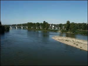 Combien de départements traverse la Loire dans cette région ?