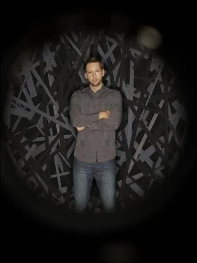 Comment s'appelle l'équipier de son travail ?