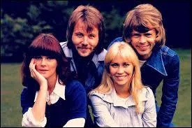 Dans le nom du quatuor ABBA, quelle lettre correspond aux chanteuses ?