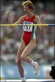 En athlétisme, dans lequel des quatre sauts le record du monde masculin est-il à 2 m 45 ?