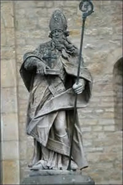 En mars 744, s'ouvre sous mon organisation, le concile (assemblée d'évêques de l'Église catholique) de Soissons. Durant cette réunion sera mise en place une hiérarchie au sein du clergé franc. Mais quel personnage, saint patron des brasseurs et des tailleurs, devient le chef de cette autorité ?