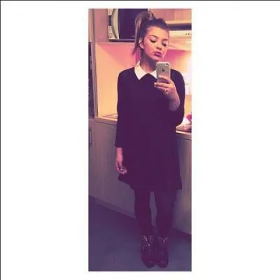 Comment est habillée Caroline sur la couverture de son premier album ?