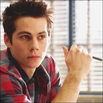 Comment se nomme le meilleur ami du personnage principal interpr&eacute;t&eacute; par Dylan O'Brien ?